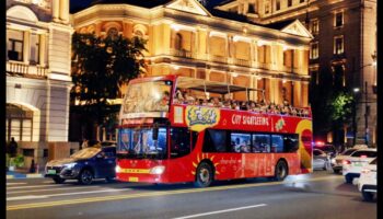 أوديسي في الهواء الطلق: حكايات من رحلات الحافلات ذات الطابقين