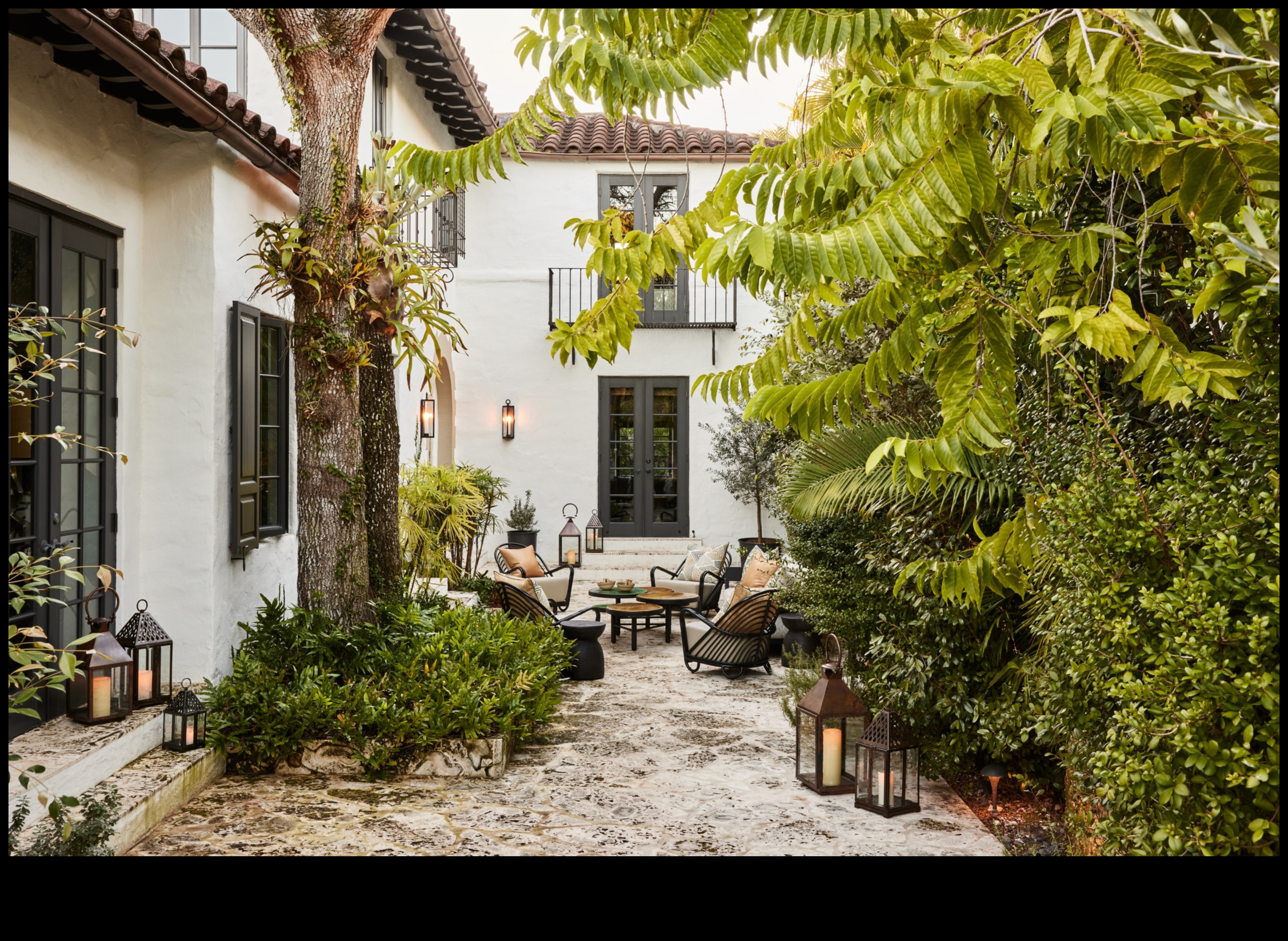 أناقة الكوخ: حدائق مزهرة ذات جمال دائم