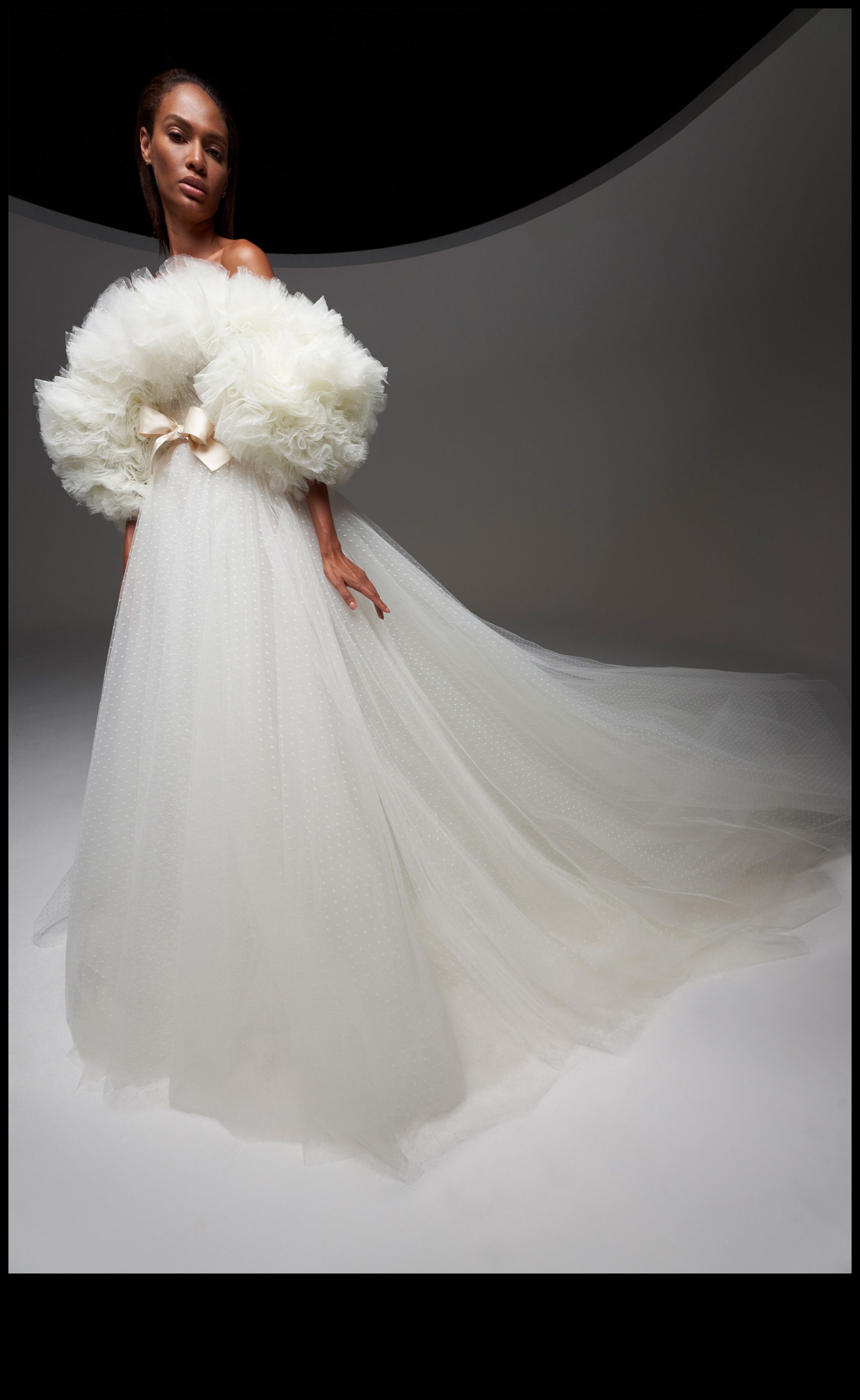 تصميم الأزياء الراقية: ارفع مظهرك مع فساتين الزفاف الحديثة